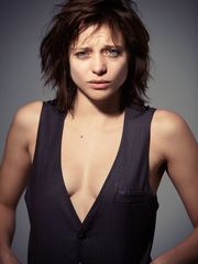 Lizzie Brochere nude